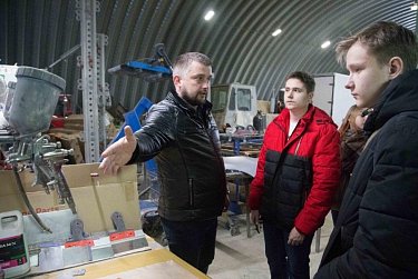 За рулем экскаватора и самосвала